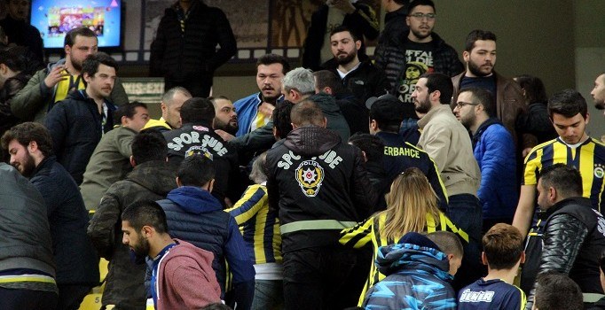Kadıköy'de Fenerbahçeli taraftarlar arasında kavga çıktı