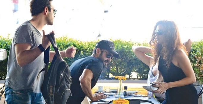 Özge Özpirinçci, Burak Yamantürk, Buğra Gülsoy ve Nilüfer Gürbüz'e trafik şoku