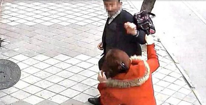 Tacizciye sokak ortasında dayak