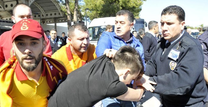 Galatasaray'a havalimanında taraftar tepkisi