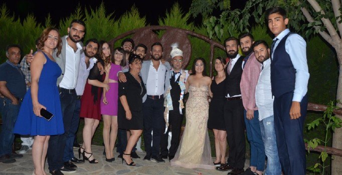 Yeğeninin sünnet kıyafetini giyip takıları topladı