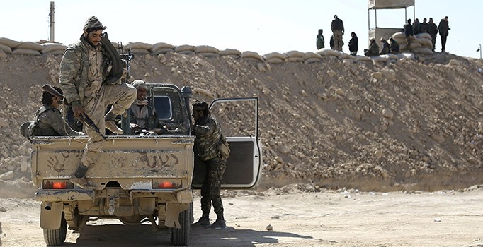 PKK'nın uzantısı PYD Münbiç'e bu kez Esed rejimi bayrağı dikti  | Suriye'de son durum