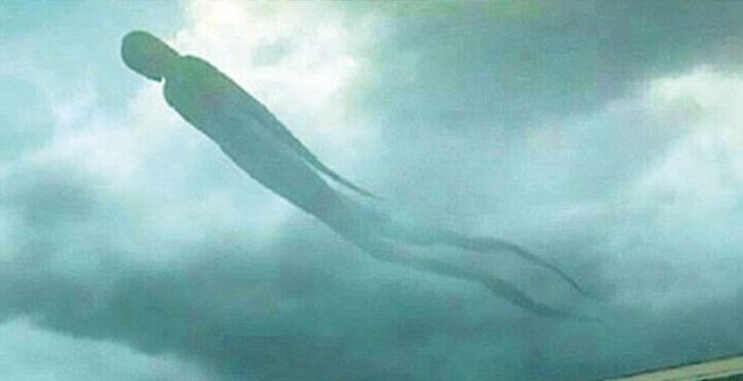 Gökyüzündeki ilginç görüntü vatandaşlara büyük panik yaşattı