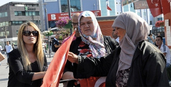 AK Parti Türk bayrağı dağıttı