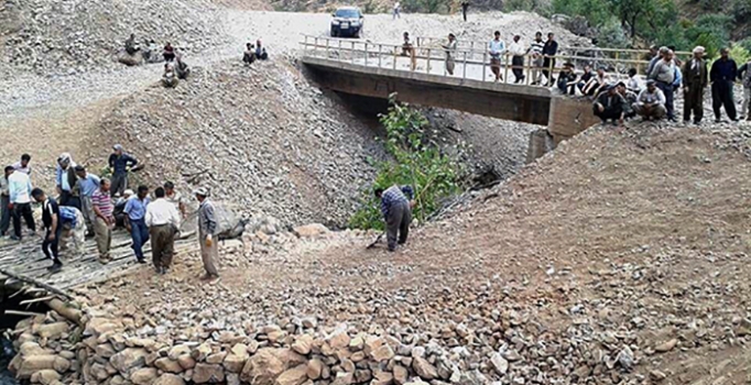 Şemdinli'de PKK köprüyü yıktı vatandaşlar yenisini yaptı
