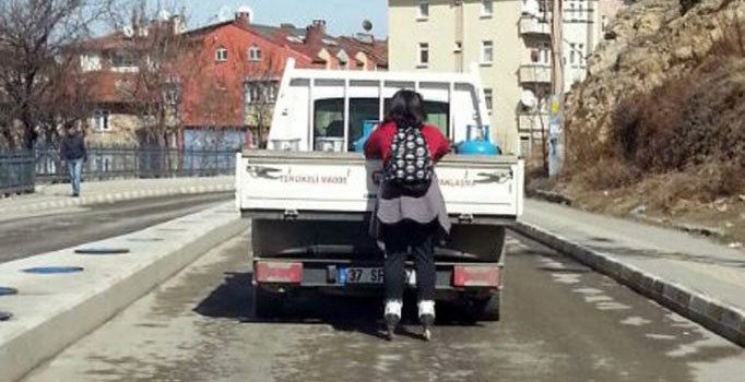 Paten kayan genç kızın kamyonet arkasında tehlikeli yolculuğu | Kastamonu haberleri