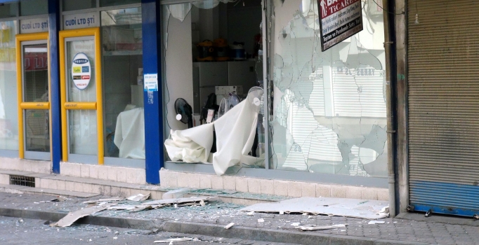 PKK Cizre'de polis aracına ateş açtı: 2 sivil öldü