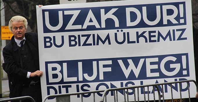 Hollanda'nın ırkçı başbakan adayı Wilders Türk Büyükelçiliği önünde protesto düzenledi