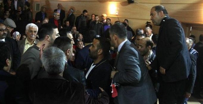 Mersin'de Özdağ ile Halaçoğlu'nun toplantısını 100 kişilik bir grup bastı | Son dakika haberleri