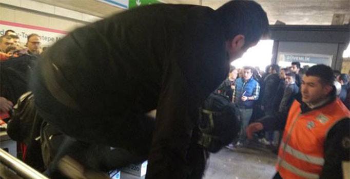 Metrobüs durağındaki arıza yolcuları zor durumda bıraktı