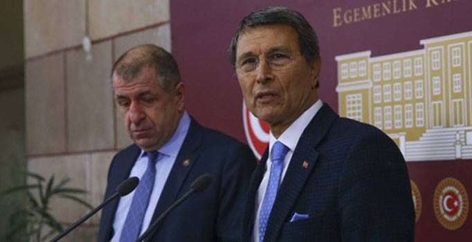 Ümit Özdağ ve Yusuf Halaçoğlu'nun katıldığı toplantıya girmek isteyen grubu polis engelledi