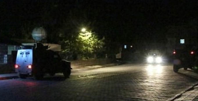 Diyarbakır'da polis aracına 
saldırı: 2 polis hafif yaralı