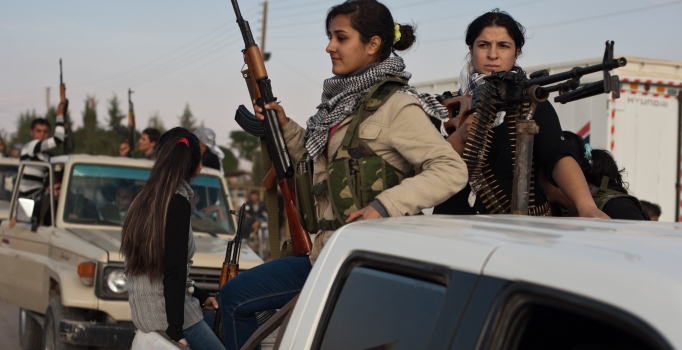 ABD askerleri YPG ile birlikte Fırat'ın batısında