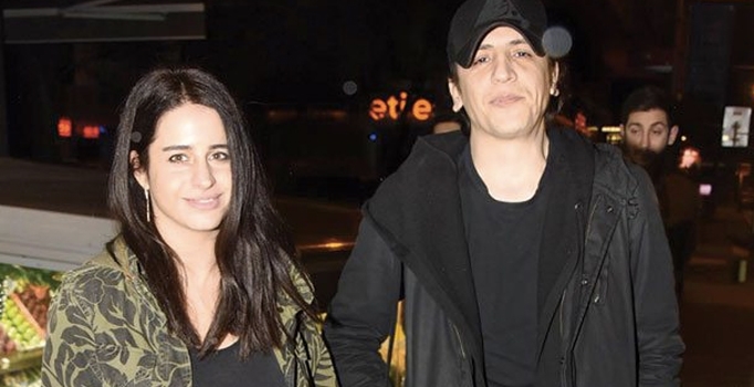 Büşra Pekin şarkıcı oluyor