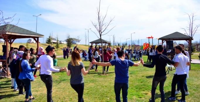 YGS sınavı öncesi halay çekerek stres attılar