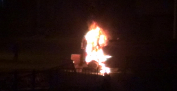 PKK'lılar gasp ettikleri 
tankeri yakıp, polisle çatıştı