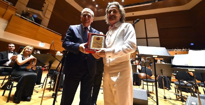 Usta Sanatçı Timur Selçuk’a 50. yıl plaketi