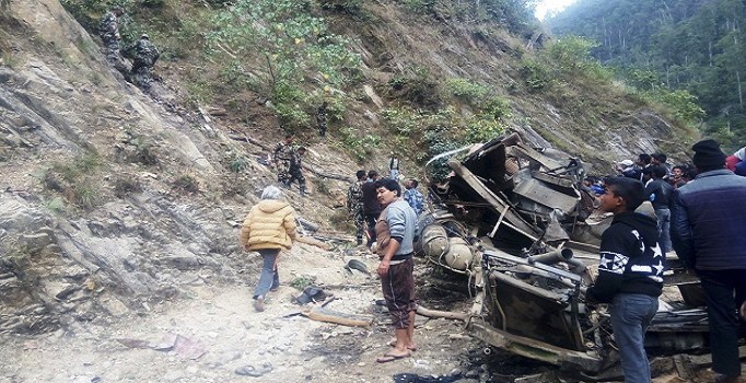 Nepal’de otobüs 200 metrelik uçuruma yuvarlandı: 26 ölü