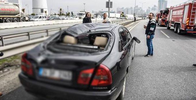 Helikopterden kopan parça otomobilin üzerine düştü