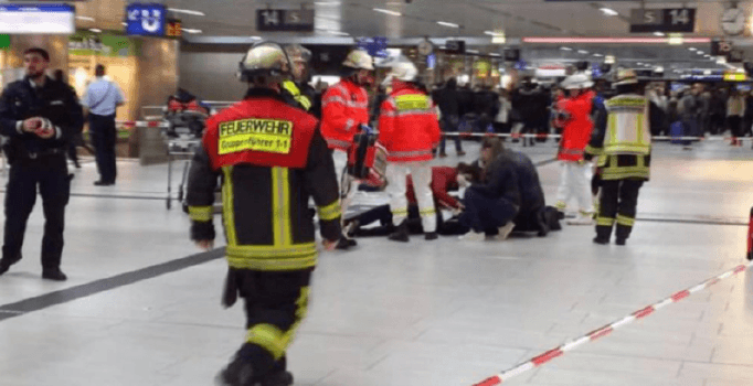 Almanya'da tren istasyonunda baltalı saldırı | Son dakika haberi