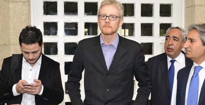 Hakim sakız çiğneyen uluslararası gözlemciyi dışarı attı