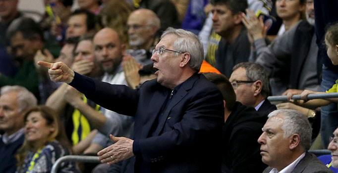 Fenerbahçe ve Galatasaray'ın voleyboldaki derbisini izleyen Aziz Yıldırım'dan hakeme tepki