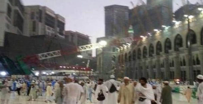 Kabe'de vincin yıkılma anı kameraya yansıdı- Video