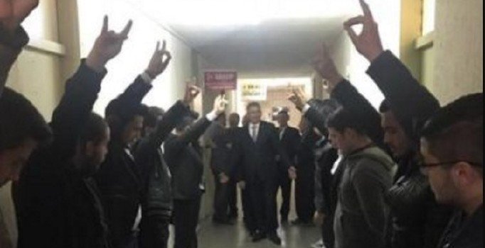 AKP'li vekiller MHP teşkilatında Bozkurt selamıyla karşılandı