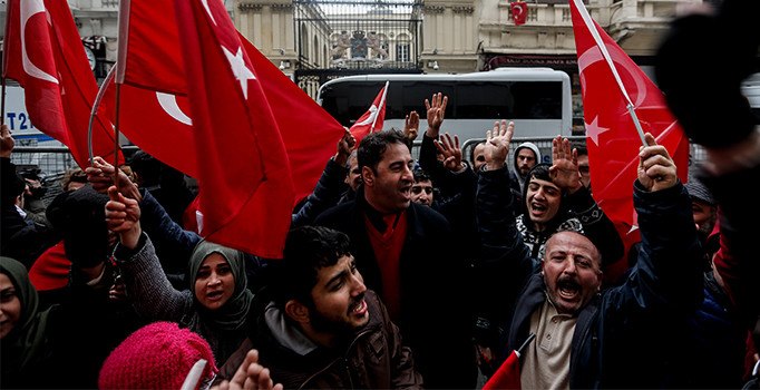 Hollanda konsolosluğu önünde bekleyiş devam ediyor