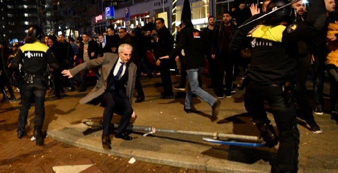 Hollanda polisinin şiddet kullanması: En az 7 yaralı, 12 gözaltı