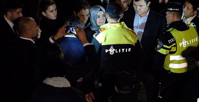Bakan Kaya'dan Hollanda polisine cevap: İstediğiniz uygulamayı yapabilirsiniz | Son dakika haberleri