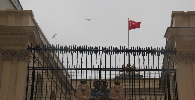 İstanbul'daki Hollanda Konsolosluk binasına Türk bayrağı asıldı