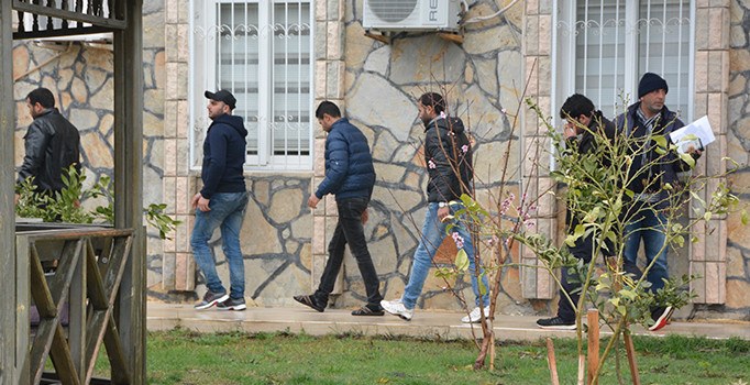 Yasa dışı geçişlerde 3 kişi tutuklandı | İzmir haberleri