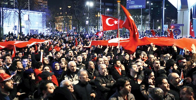 Hollanda özür dilemeli