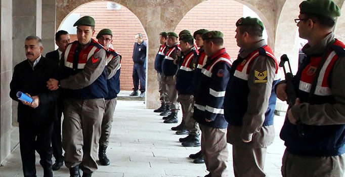 FETÖ elebaşı Gülen'e 'hoca' diyen sanığa kızan mahkeme başkanı: Hoca, deme şuna