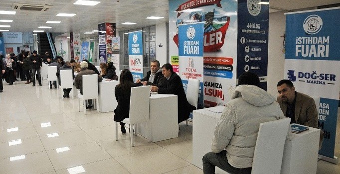 İş arayan ile işveren Gaziosmanpaşa’daki İstihdam Fuarı’nda bir araya geldi