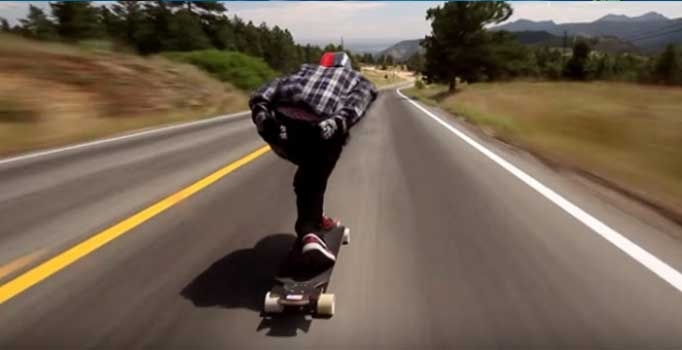 Zak Maytum, kaykayla saatte 112 kilometre hızla rekor kırdı!