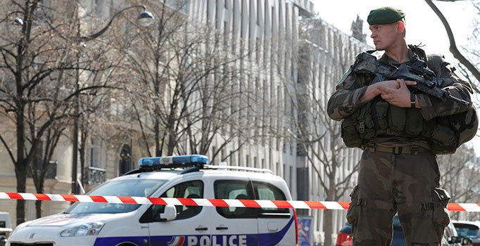 Dün OHAL'i kaldırma işareti veren Fransa'da bugün terör alarmı