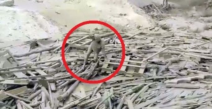 Çamur selinden kurtulan kadın | Video izle