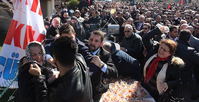 Meral Akşener'in toplantısına baskın: İki grup arasında kavga çıktı