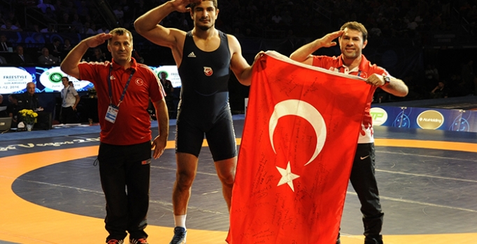 Dünya Güreş Şampiyonası'nda Taha Akgül'den altın madalya