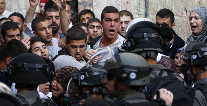 İsrail Mescid-i Aksa'ya sis ve gaz bombalarıyla baskın yaptı