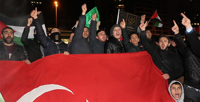 İsrail Başkonsolosluğu önünde ezan protestosu