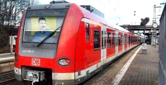 PKK'lılar Almanya'da tramvaya Öcalan posteri astılar