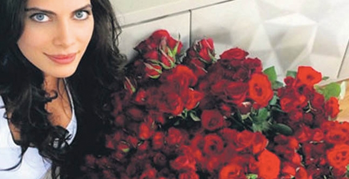 Ceren Hindistan'a sevgilisi Ümit Aslan'dan 3 bin 300 gül sürprizi
