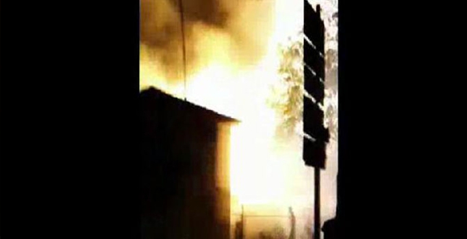 İstanbul Yenibosna'da elektrik trafosu bomba gibi patladı!