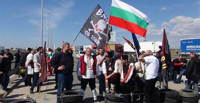 Bulgaristan'da Türkler seçim için gelmesin diye yolu kestiler