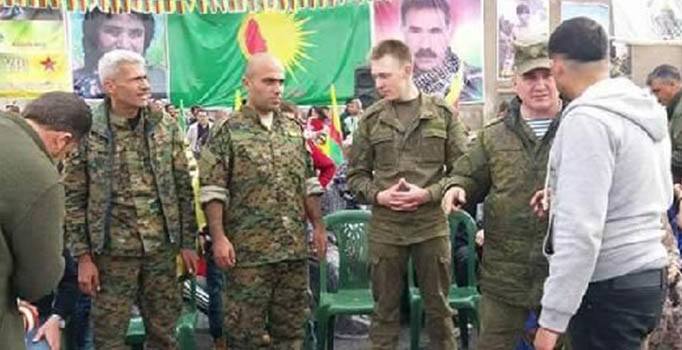 Rus askerler YPG bayrakları ve Öcalan posteri ile poz verdi