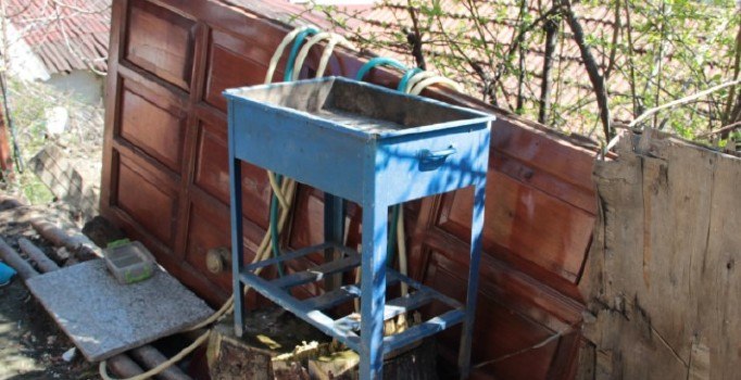 Üsküdar'da bahçeye uyuşturucu atan polis tarafından aranıyor