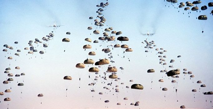 ABD askeri ve YPG paraşütle Rakka'ya indi